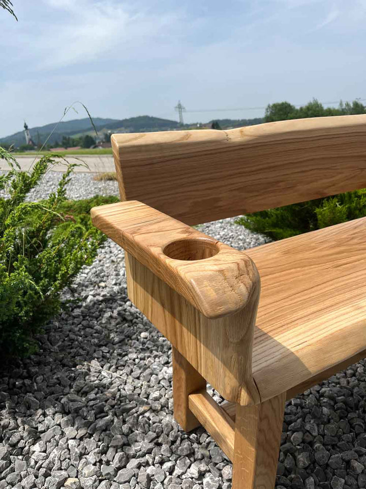 Altholz-Sitzbank „Genussanker“ – Massivholz-Unikat mit integriertem Getränkehalter